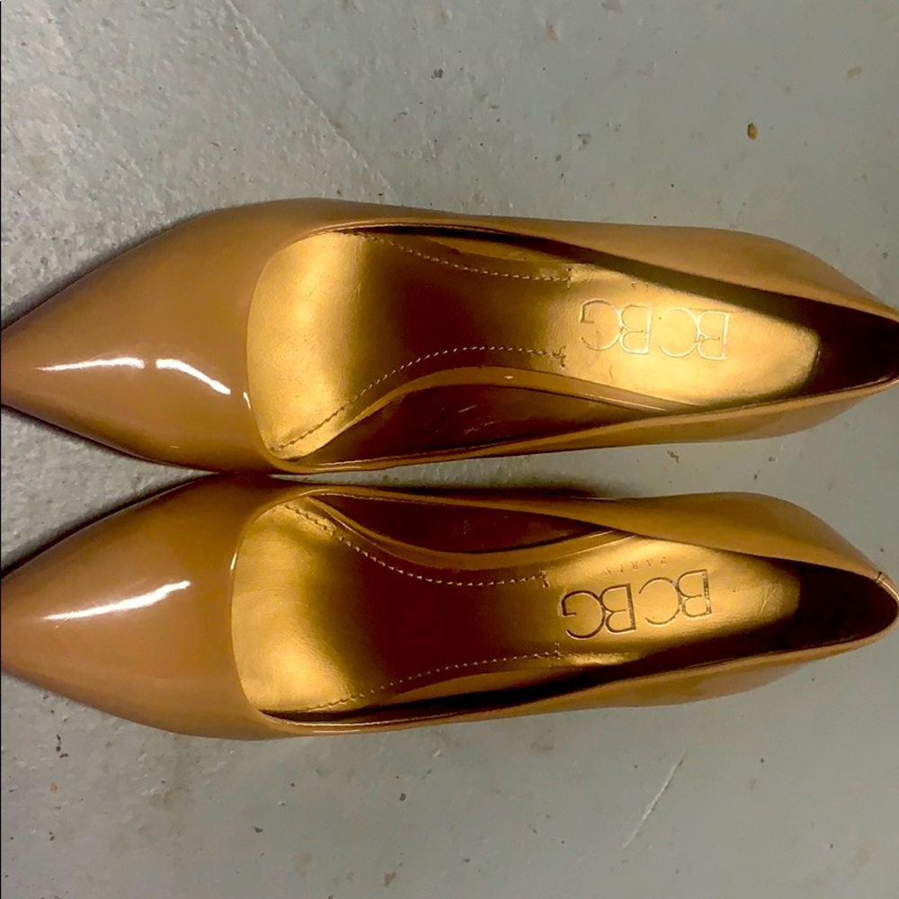 Very gently worn BCBG pump. Size 9, 2in heel.